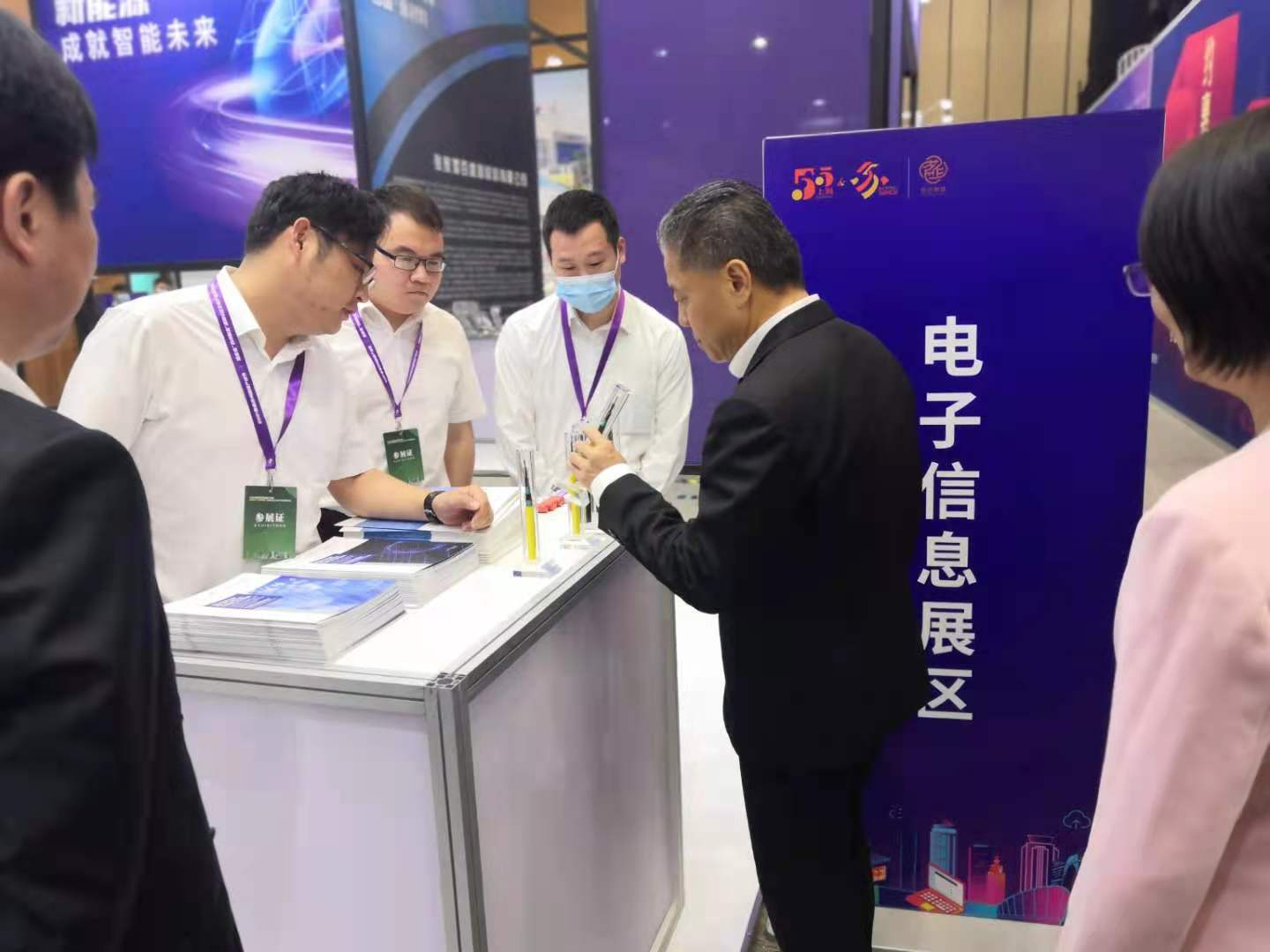 楊市長(zhǎng)、方書(shū)記親臨亨通展位 | 2021首屆蘇州超級(jí)產(chǎn)地節(jié)(圖6) 楊市長(zhǎng)、方書(shū)記親臨亨通展位 | 2021首屆蘇州超級(jí)產(chǎn)地節(jié)(圖6)